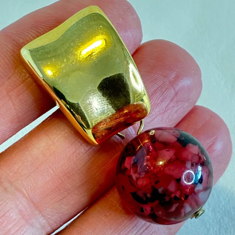 Vintage Gold Tone Clip‎ On Earrings Marble Red Confetti Lucite Bead Geometric
